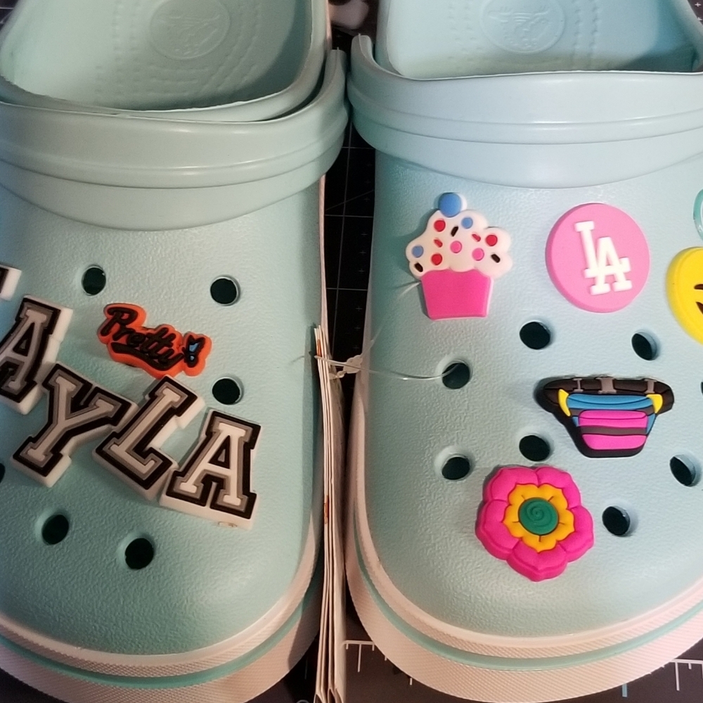 Crocs/Jibbitz - Picture 11 of 16